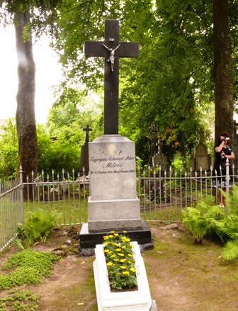 Vandžiogalos kapinėse palaidotas Česlavo Milošo senelis Eugenijus Edvardas Artūras Milošas 1863 metų sukilimo vado Zigmanto Sierakausko adjutantas