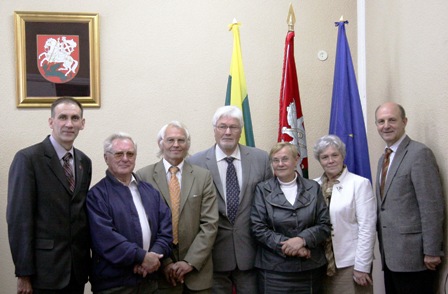  Susitikimas Varnių seniūnijoje. Iš kairės: Varnių seniūnas Rolandas Bružas, prof. Romualdas Grigas, prof. Vladas Žulkus, prof. Aleksandras Vasiliauskas, prof. Viktorija Daujotytė-Pakerienė, Telšių miesto Tarybos narė, Pavandenės bendruomenės pirmininkė Jadzė Tarvainienė, prof. Domas Kaunas