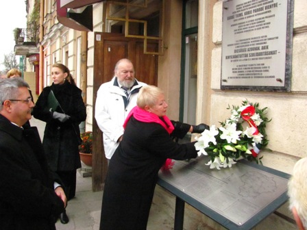Atminimo gėlės, pagerbiant Vengrijos revoliucijos dalyvius ir  demonstracijose juos palaikiusius lietuvius