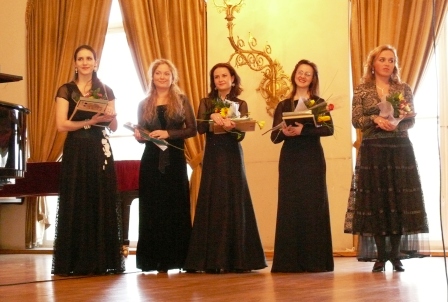 Konkurso nugalėtojos: pirmosios premijos laureatė Ieva Prudnikovaitė, koncertmeisterė Dovilė Bagdonaitė, antrosios premijos laureatė Lauryna Bendžiūnaitė, trečiosios vietos laimėtoja Jurgita Lopetaitė ir diplomu už liaudies dainos atlikimą apdovanota Germa Gasiūnaitė