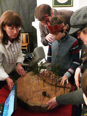 Dr. Rūtilė Pukienė muziejaus lankytojams pristato medinių archeologinių radinių datavimo metodą pagal medžio rieves