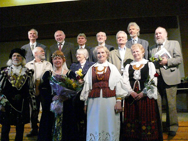 Štai šitaip nuotaikingai Vilniaus žemaičių kultūros draugijos 20-metį mini Tarybos nariai, aktyvas ir svečiai